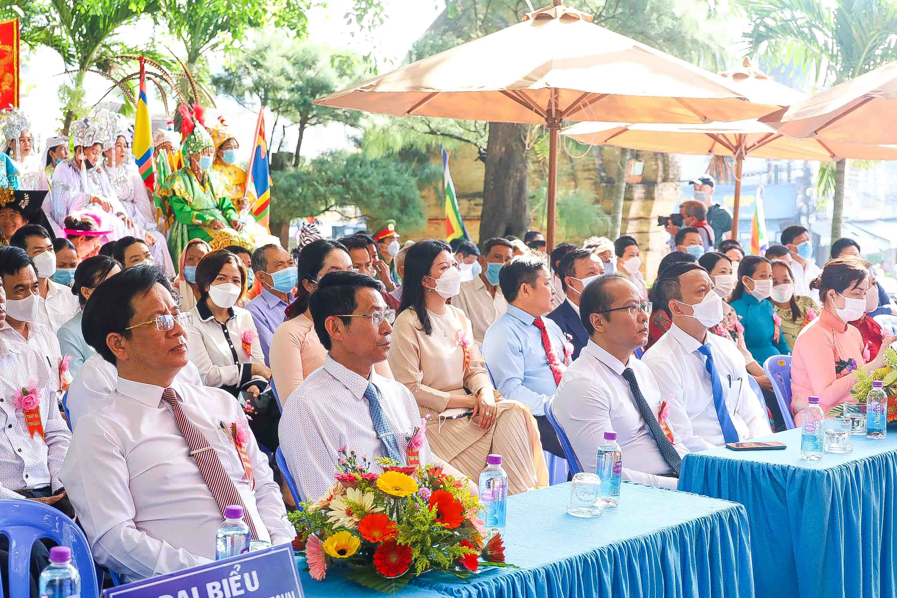 dai-bieu-du-khai-mac-le-hoi-thap-ba